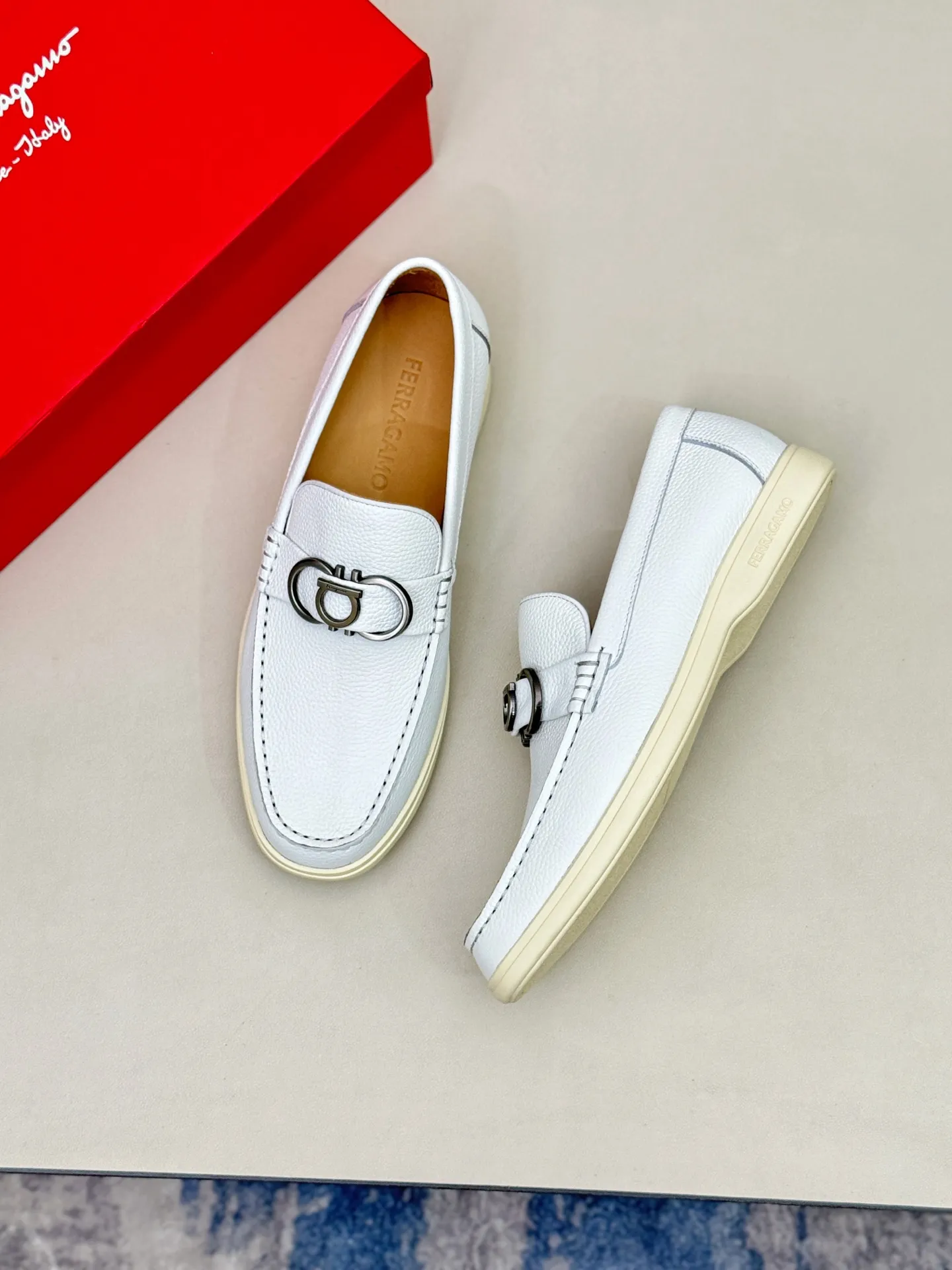 [Ferragamo] P: 580💰 Number of yards: 38~44 (45 orders are non-returnable) Ferragam's new men's driving shoes, the fabric is made of imported cowhide, with visible texture, heavy industrial stitching, dyed calfskin inside, standard logo cowhide feet, big-name experience, soft and comfortable on the feet, a men's favorite, special non-slip and wear-resistant rubber soles, easy to handle various occasions, with original box packaging!